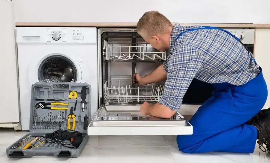 Nallıhan Sharp servisi teknisyen ekibi beyaz eşya tamiri yaparken